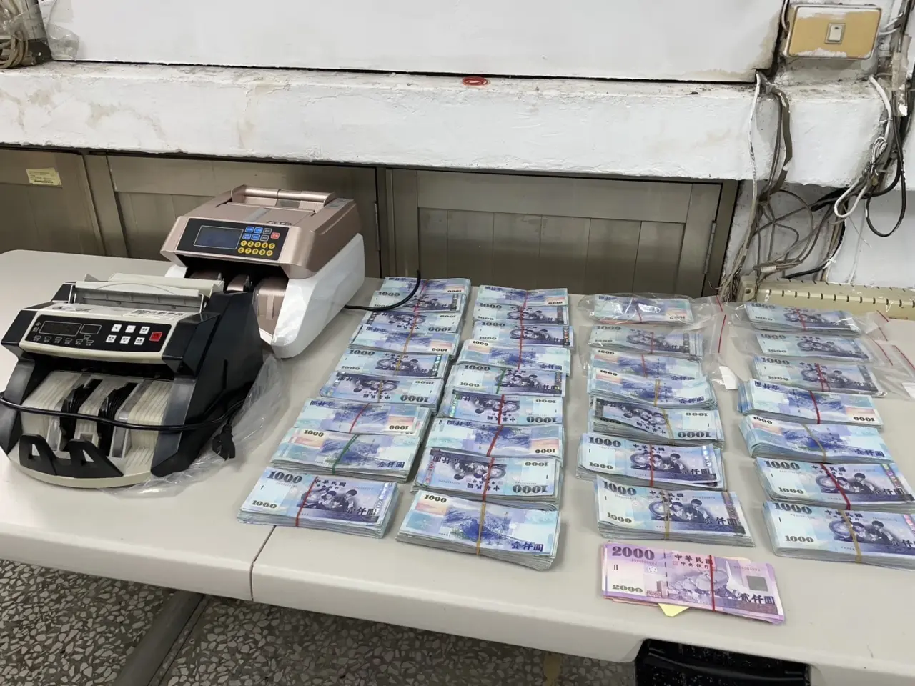 केवल 3 साल की निलंबित सजा! 31 वर्षीय वकील के पिता एक न्यायाधीश हैं, और दुष्ट अमीर लोगों की दूसरी पीढ़ी ने अपनी सफलता का जश्न मनाने के लिए नशीली दवाओं और सेक्स पार्टी में "400 मिलियन की धोखाधड़ी" की। मुकदमा</h3><p>अभियोजकों ने धोखाधड़ी समूह के लिए 21 लोगों को गिरफ्तार किया और अचल संपत्ति 2 कमरे, 2.8 मिलियन नकद, 344 यूएसडीटी, और 2 मिलियन से अधिक विपणन योग्य प्रतिभूतियों के अलावा बीएमडब्ल्यू, मर्सिडीज-बेंज, मैकलेरन और अन्य प्रसिद्ध कारों को जब्त कर लिया। </p><p>पहले उदाहरण में मुख्य संदिग्ध झांग याओयुआन को 5 फरवरी, होंग शुओफू को 5 अगस्त, चेन गुआनयू को 3 फरवरी और मा जियायु को 4 साल जेल की सजा सुनाई गई। चेन यिक्सुआन, क्योंकि उन पर पहले से कोई दोषसिद्धि नहीं थी, उन्होंने अपराध के बाद "आम तौर पर अपराध कबूल कर लिया", पश्चाताप किया और पीड़ित के साथ समझौता कर लिया, और फिर से अपराध करने का कोई जोखिम नहीं होना चाहिए। राज़ लीक करने के अपराध के तहत उन्हें 8 महीने जेल की सज़ा सुनाई गई और 3 साल के लिए निलंबित कर दिया गया। अभियोजक को परिणाम स्वीकार करना कठिन लगा और उसने कहा कि वह अपील करेगा। </p>